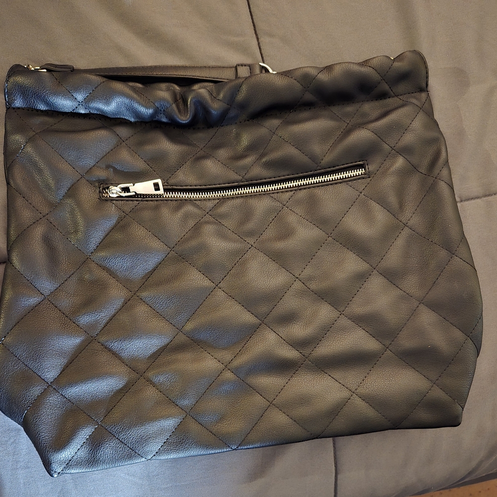 Elegant Black Quilted Shoulder Bag - Picture 3 of 4